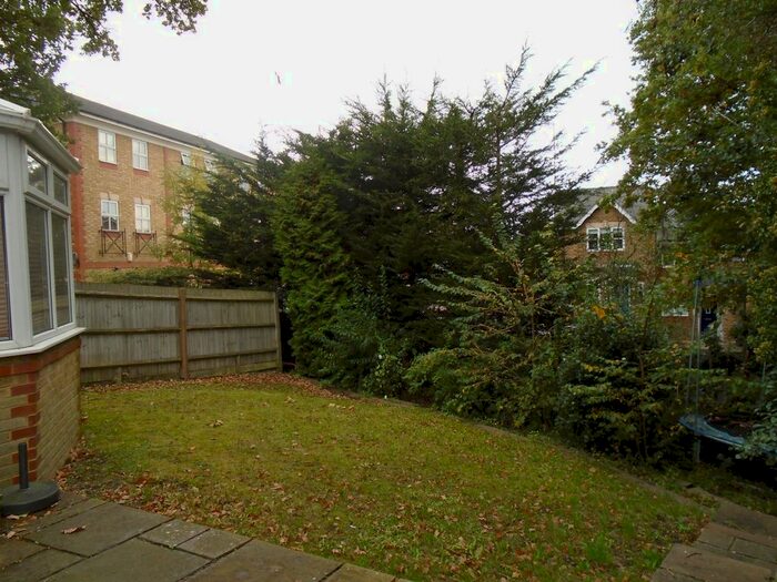 3 Bedroom Detached House For Sale In Buchanan Close, London, N21