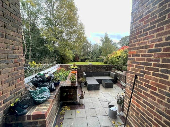 2 Bedroom Parking/garage To Rent In Lyonsdown Road, New Barnet, Barnet, EN5