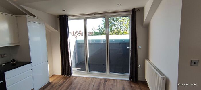 2 Bedroom Flat To Rent In Colney Hatch Lane, London, N10