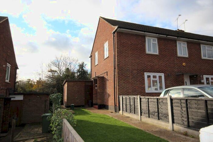 2 Bedroom Flat To Rent In Langham Crescent, Billericay CM12