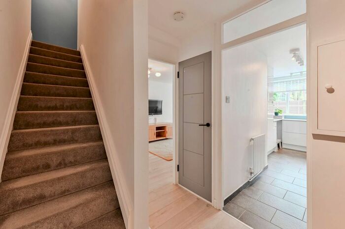 2 Bedroom Maisonette To Rent In Clovelly Way, London, Stepney, London, E1