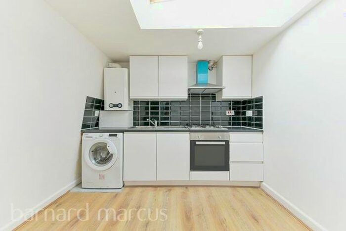 2 Bedroom Flat To Rent In Medwin Street, London, SW4