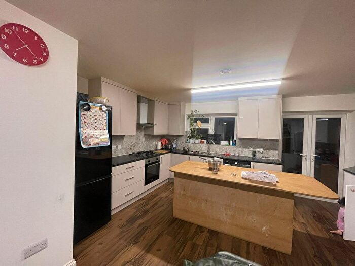 5 Bedroom Semi-Detached House To Rent In Cherry Walk, Rainham, RM13