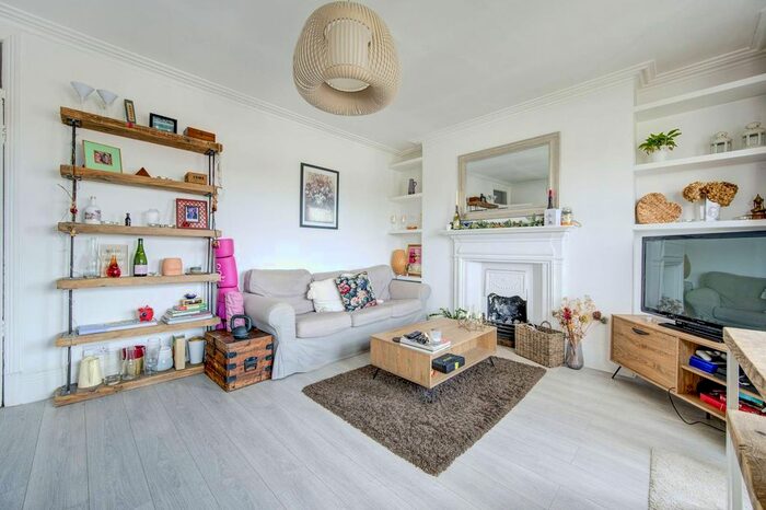3 Bedroom Flat To Rent In Fulham Road, Fulham, London, SW6