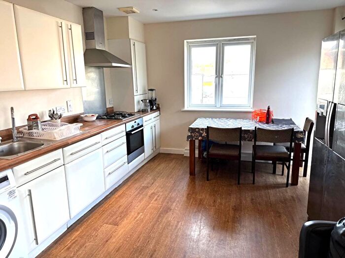 2 Bedroom Flat To Rent In Convent Way, Southall, UB2