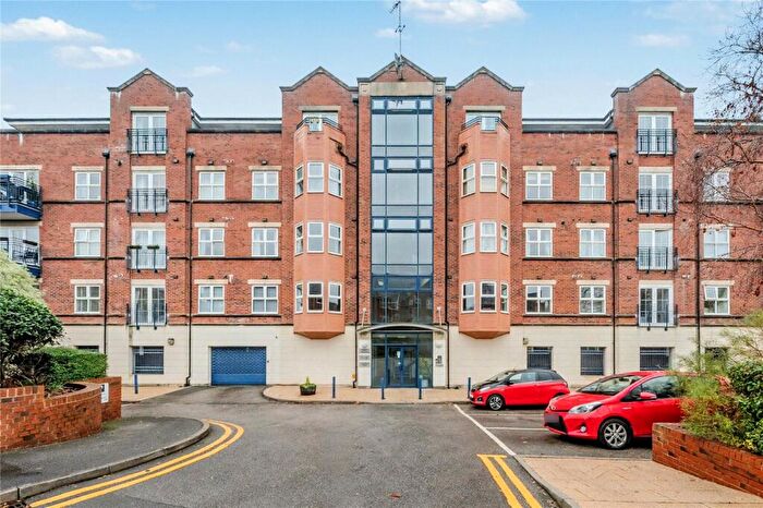 3 Bedroom Apartment For Sale In Carisbrooke Road, Leeds, West Yorkshire, LS16