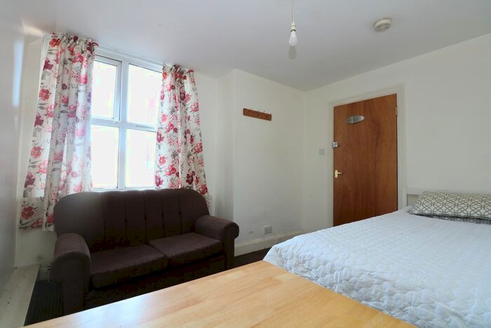 2 Bedroom Flat To Rent In Old Oak Common Lane, London, W3