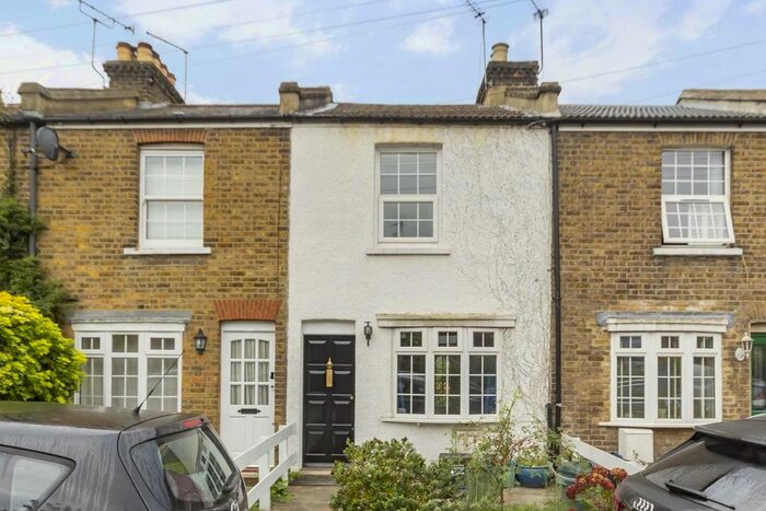 2 Bedroom Property To Rent In Brook Road, St Margarets, Twickenham, TW1