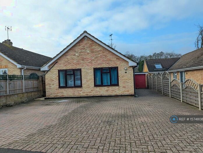 3 Bedroom Bungalow To Rent In Farm View, Yateley, GU46