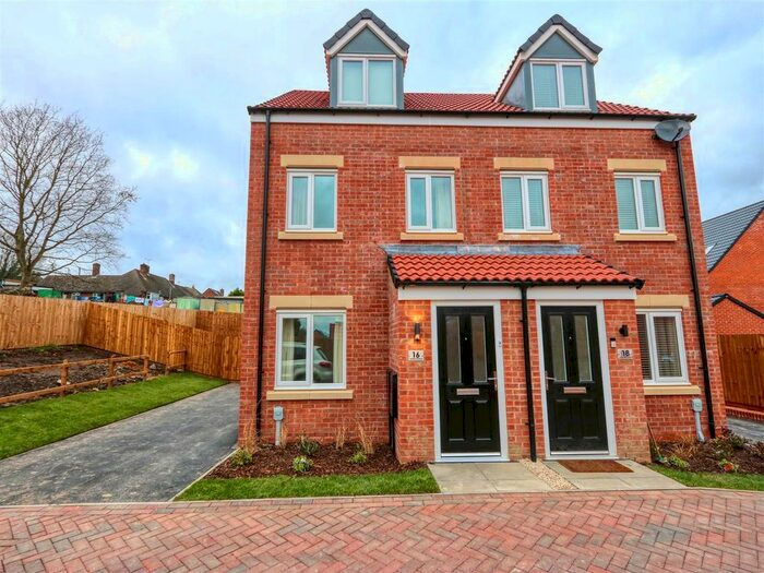 3 Bedroom Town House To Rent In Jasper Avenue, Hasland, Chesterfield, Derbyshire, S41