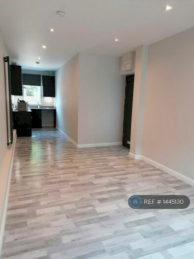 1 Bedroom Flat To Rent In Banstead Road, Caterham, CR3