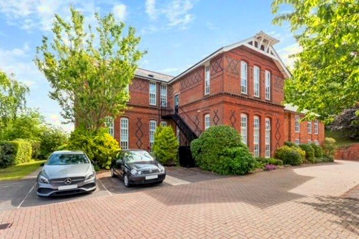 3 Bedroom Flat To Rent In Elm Road, Winchester SO22