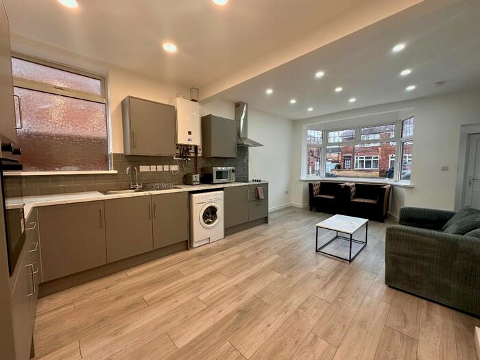 1 Bedroom Semi-Detached House To Rent In Roseway, Leicester, Leicestershire, LE4