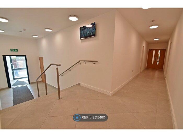 3 Bedroom Flat To Rent In Chapman House, Manchester, M18