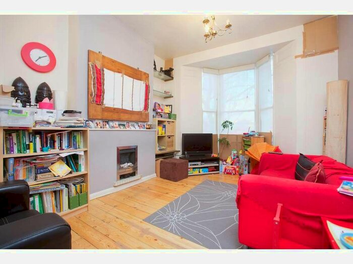 2 Bedroom Flat To Rent In Dalyell Road, London, SW9