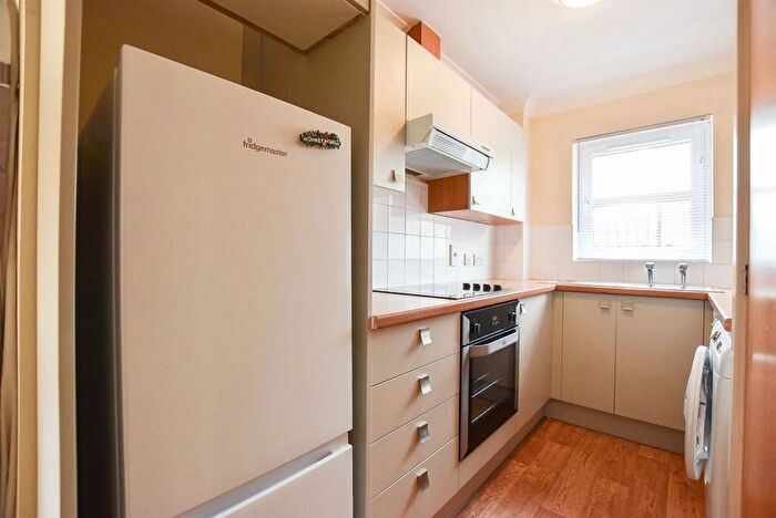 1 Bedroom Flat For Sale In Manor Road, Chatham, ME4