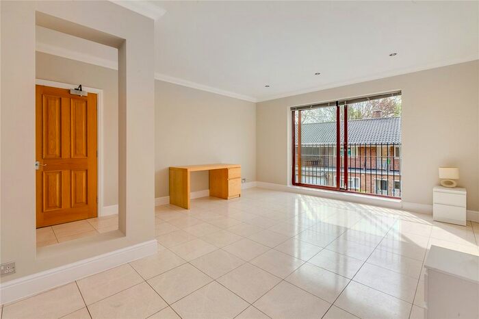 2 Bedroom Flat To Rent In Prince Of Wales Terrace, Chiswick, London, W4