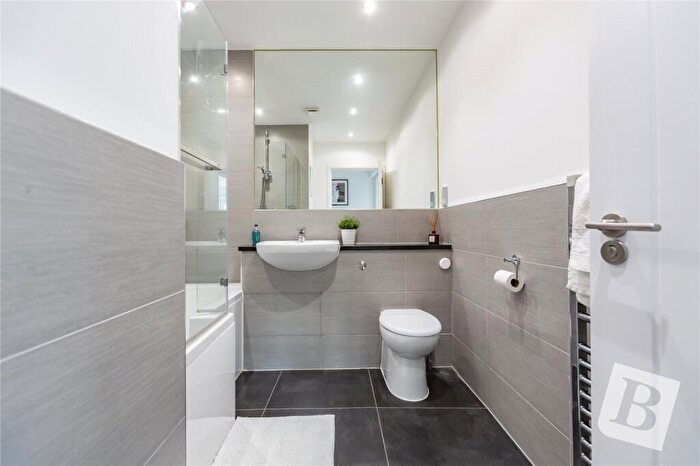 2 Bedroom Apartment For Sale In Upminster Road, Upminster, RM14