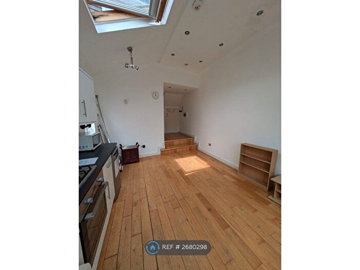 1 Bedroom Flat To Rent In Stanley Road, Teddington, TW11