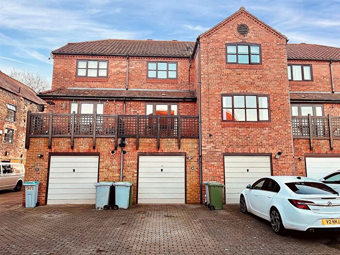 3 Bedroom Town House For Sale In Coopers Yard, Newark, NG24