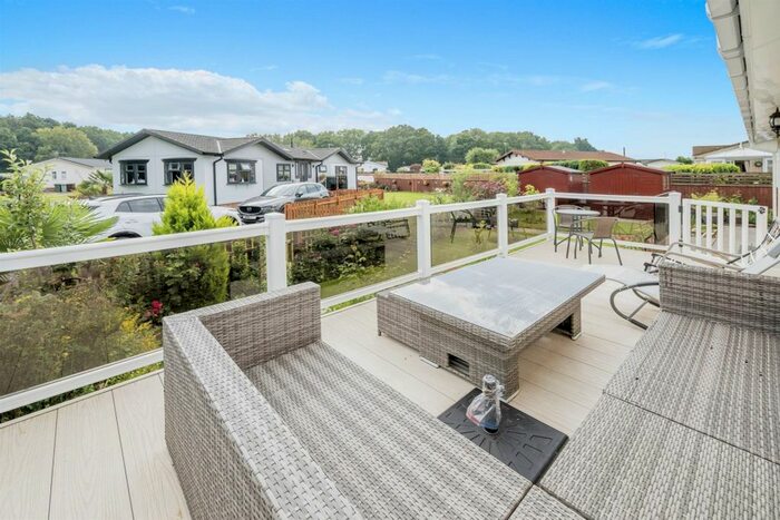 2 Bedroom Mobile/park Home For Sale In Woodlands Park, Haveringland, Norwich, NR10