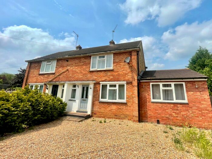 2 Bedroom Property To Rent In Pine View Close, Badshot Lea, Farnham, GU9