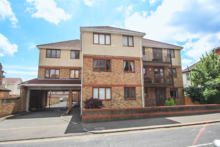 2 Bedroom Flat For Sale In Glendale Gardens, Leigh-On-Sea, SS9