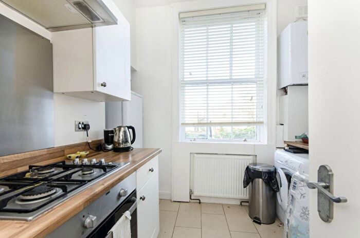 3 Bedroom Flat To Rent In Surrey Square, Elephant And Castle, London, SE17