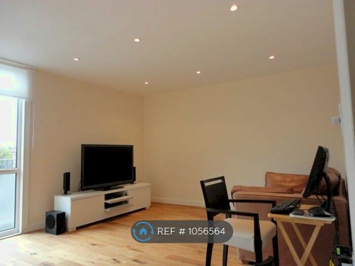 3 Bedroom Flat To Rent In Tottenham Road, London, N1