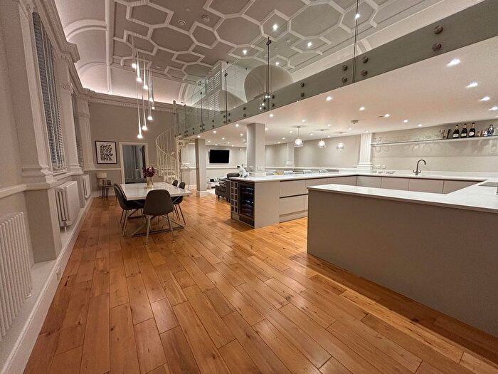 2 Bedroom Flat For Sale In Manor Road, Chatham, ME4