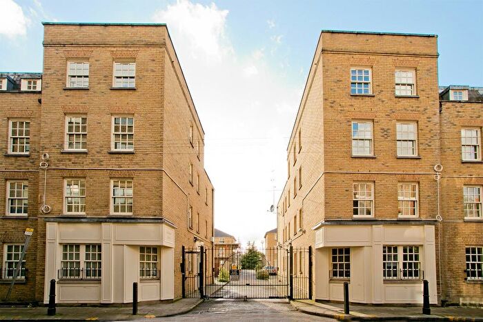 2 Bedroom Flat To Rent In Montgomery Lodge, Stepney Green, London, E1