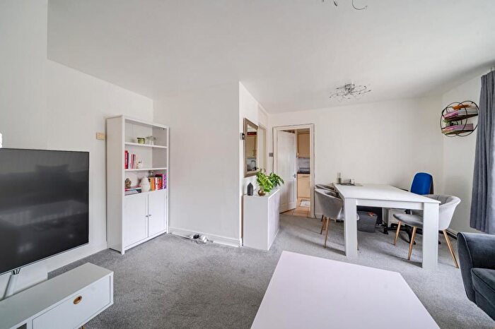 1 Bedroom Flat For Sale In High Wycombe, Downley, Buckinghamshire, HP13