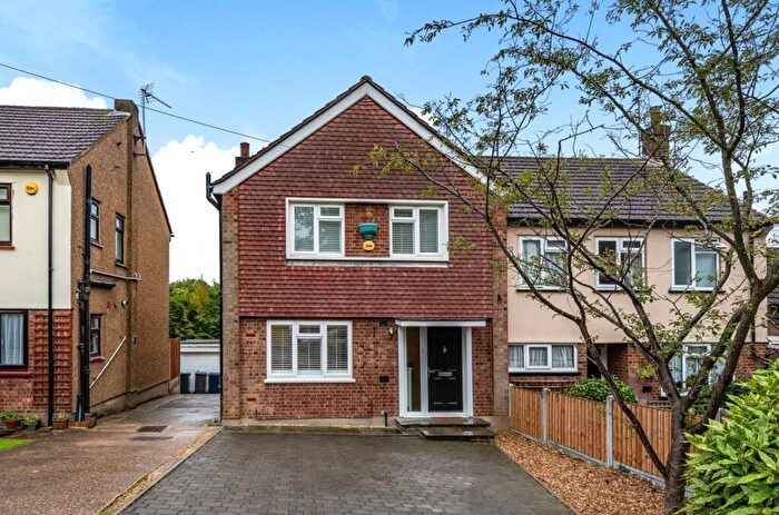 3 Bedroom Semi-Detached House For Sale In Bells Hill, Barnet, EN5