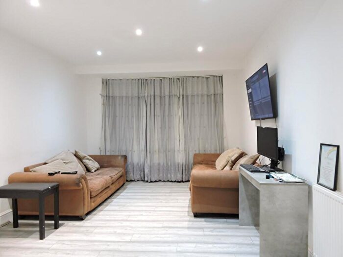 3 Bedroom Terraced House To Rent In Queensland Aveune, N18