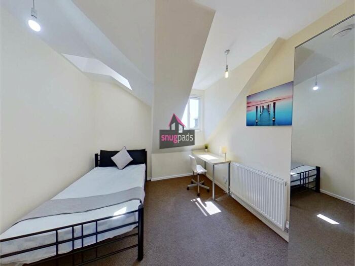 3 Bedroom Flat To Rent In Bolton Road, Salford, Manchester, M6