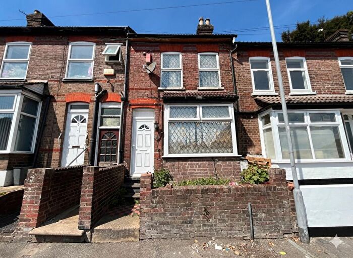 2 Bedroom Terraced House For Sale In Winsdon Road, Luton, Bedfordshire, LU1