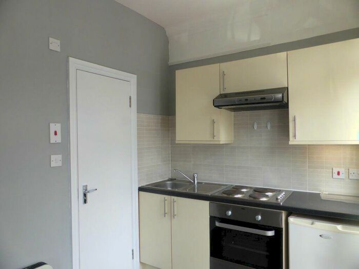 Studio To Rent In York Avenue -, P11