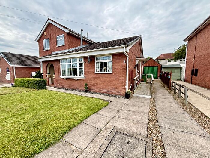 2 Bedroom Semi-detached Bungalow For Sale In Stonehurst, Swarcliffe, Leeds, LS14