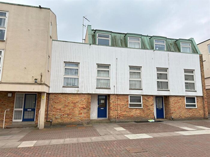 2 Bedroom Maisonette To Rent In High Street, Old Harlow, CM17