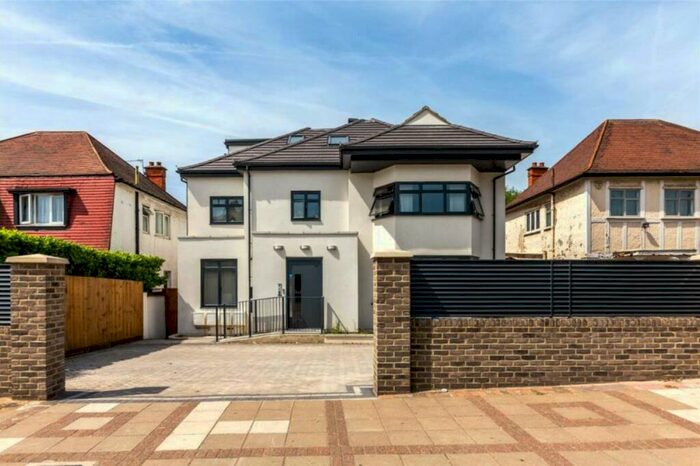 4 Bedroom Apartment To Rent In Hendon Way, London, NW4