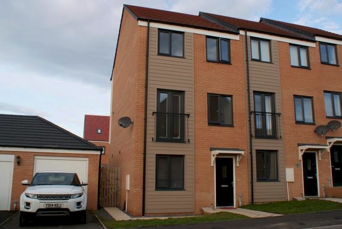 3 Bedroom Town House To Rent In Elmwood Park Gardens, Great Park NE13, Great Park,