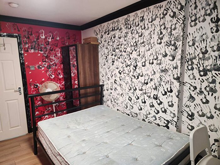 Studio To Rent In Buckingham Road, London, E18