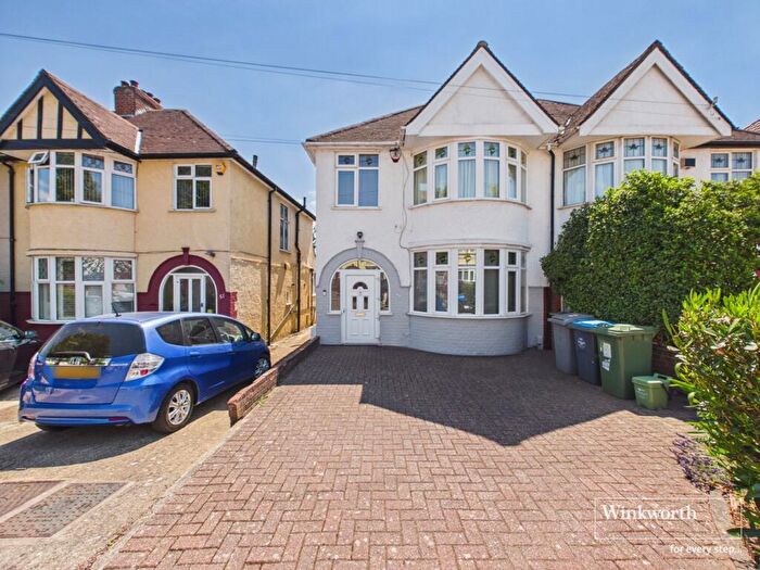 4 Bedroom Semi-Detached House For Sale In Deanscroft Avenue, Kingsbury, London, NW9