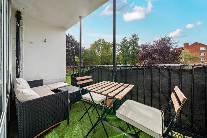 2 Bedroom Flat For Sale In Heather Close, London, SW8