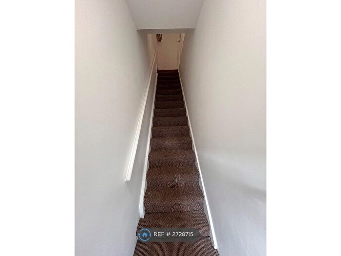 1 Bedroom Flat To Rent In Stony Lane, Bradford, BD2