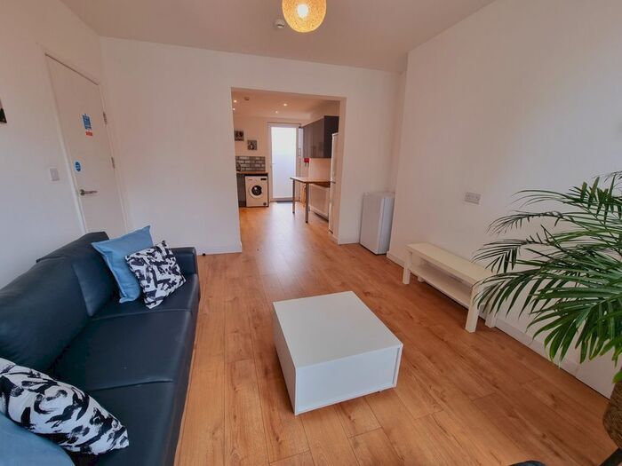 5 Bedroom Terraced House To Rent In Wilford Grove, Nottingham, NG2