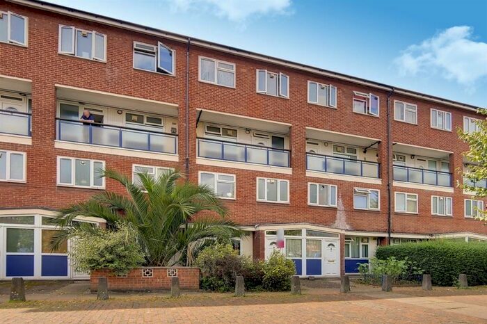 4 Bedroom Flat To Rent In Cooks Road Walworth, SE17