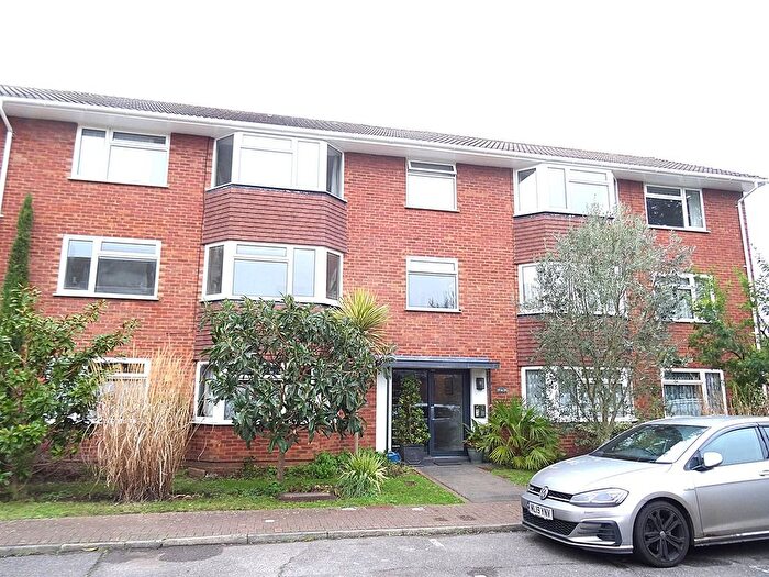 2 Bedroom Flat To Rent In Holyhead Court, Angelsea Road, Kingston, KT1