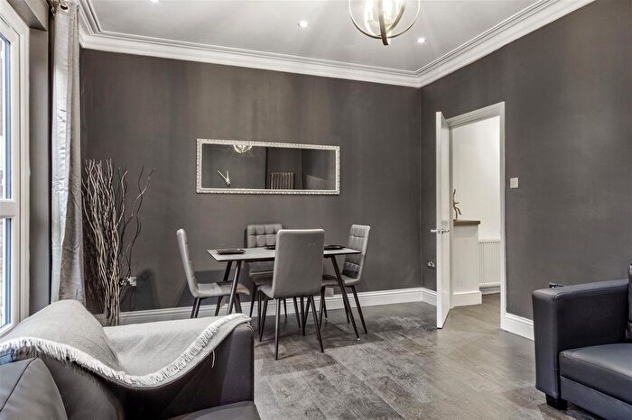 2 Bedroom Flat To Rent In Queenstown Road, London, SW8