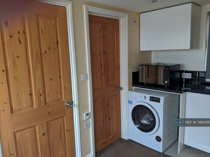 Studio To Rent In Crest Drive, Enfield, EN3